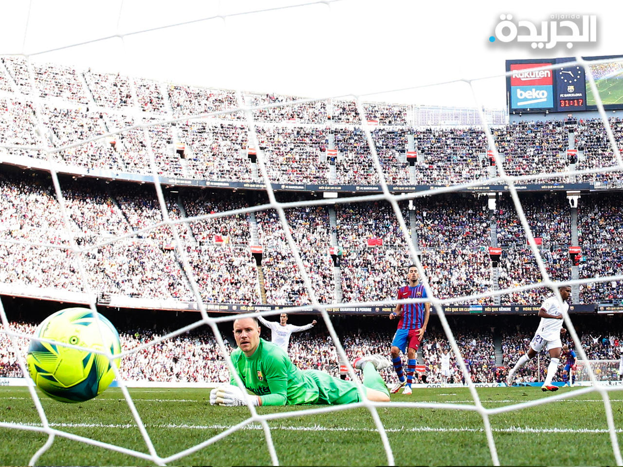 رد فعل تيرشتيغن بعد تسجيل دافيد ألابا هدف ريال مدريد الأول (رويترز) 