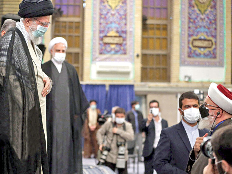 المرشد الإيراني آية الله علي خامنئي يحادث رجل دين سنياً خلال لقاء في طهران أمس      (ارنا)