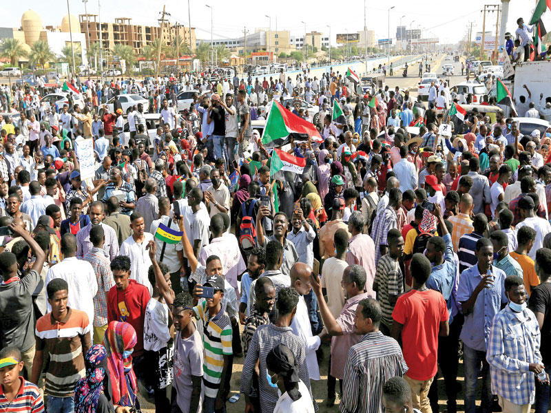 محتجون ضد المكون العسكري بـ»مجلس السيادة» يتظاهرون في الخرطوم الخميس الماضي (رويترز)