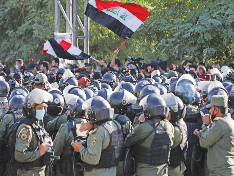 قوات الأمن تتصدى للمحتجين قرب المنطقة الخضراء في بغداد الثلاثاء الماضي t(رويترز)