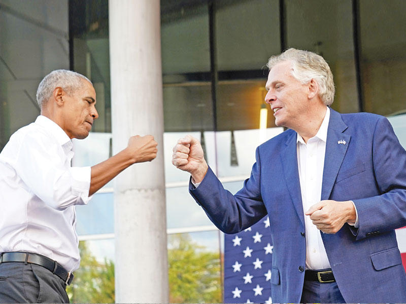 الرئيس الأمريكي السابق باراك أوباما مع مرشح الحزب الديمقراطي تيري مكوليف 