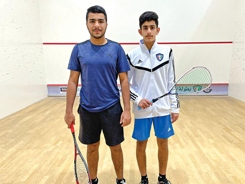 لاعب منتخب الكويت خالد الفارسي مع البحريني احمد خالد