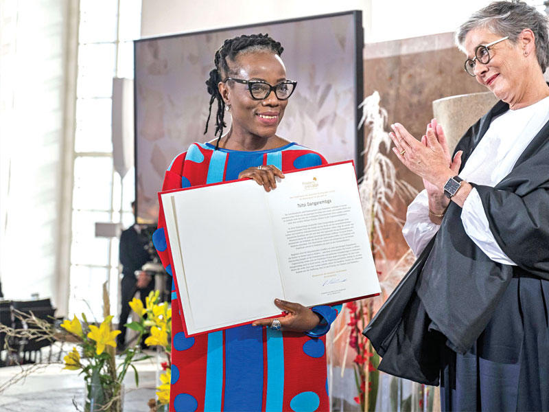 تتويج الكاتبة والمخرجة تسيتسي دانغاريمبغا 