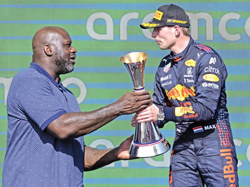  شاكيل أونيل نجم كرة السلة السابق يسلم فيرستابن كأس البطولة