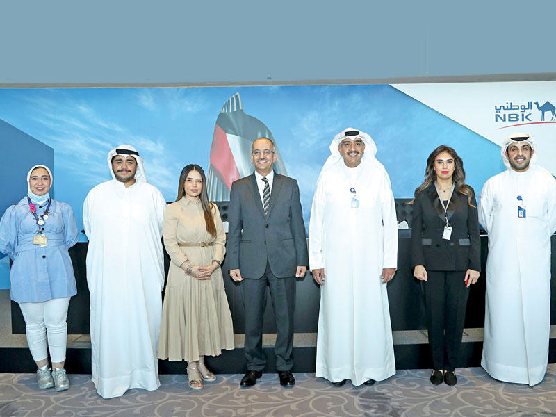 مدير عام الموارد البشرية لمجموعة «الوطني» عماد العبــــــلاني  ورئـــيــــــــس الكلـية د. خالد البقاعين مع مسؤولين من البنك والكلية