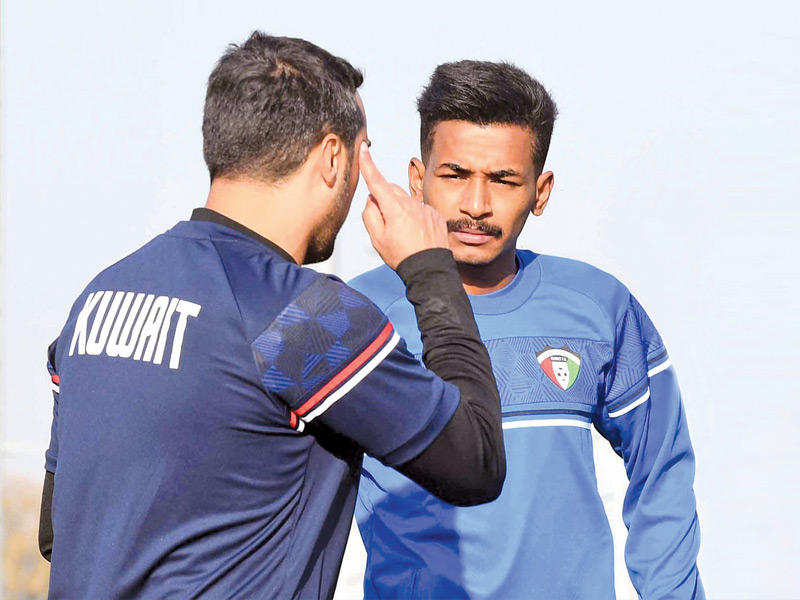 جاسم عتيق يستمع للتوجيهات