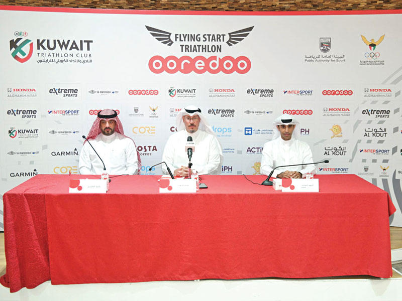 المدير العام لدى شركة Suffix أحمد الماجد ومدير أول إدارة الاتصال المؤسسي لدى Ooredoo الكويت مجبل الأيوب ورئيس النادي والاتحاد الكويتي للترايثلون راشد الكندري خلال المؤتمر الصحافي