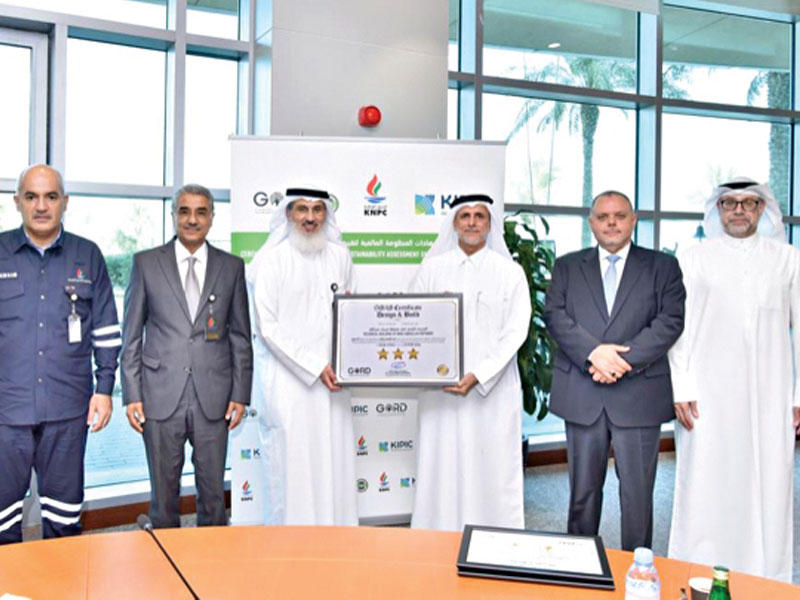  وليد البدر وفريق عمل الشركة خلال التكريم 