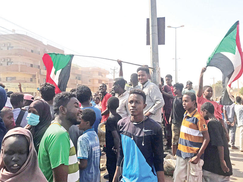 سودانيون يتظاهرون رفضاً لقرارات البرهان وسط الخرطوم أمس t(رويترز)