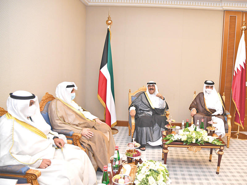 ولي العهد خلال لقائه أمير قطر أمس بحضور نائب رئيس الوزراء وزير الدفاع 