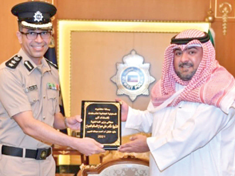 وزير الداخلية الشيخ ثامر العلي يتسلم رسالة الدكتوراه من أحد الضباط 