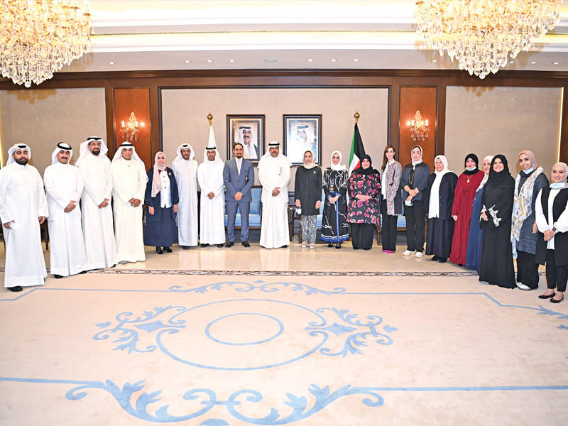 المحافظ الأصفر متوسطاً المكرمين أمس