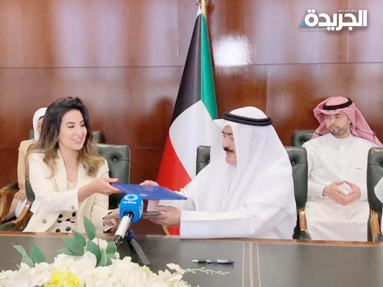 كامل العبدالجليل خلال توقيع المذكرة مع الشيخة بيبي دعيج جابر العلي