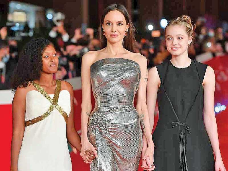 الممثلة أنجلينا جولي وبنتاها