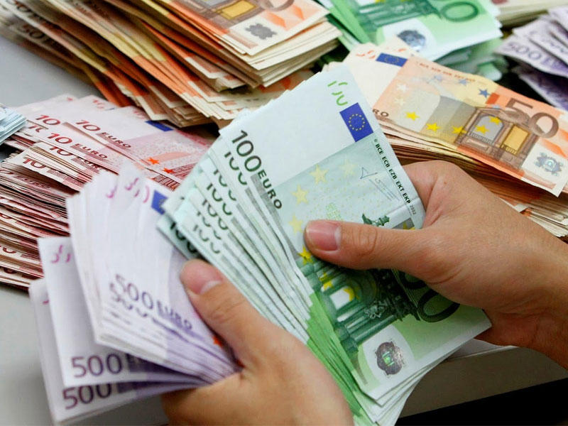 ارتفاع الدولار وتراجع اليورو والإسترليني