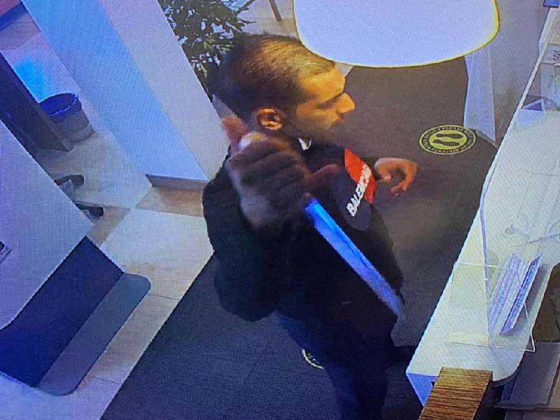 المتهم يحمل سلاحاً أبيض كما أظهرته كاميرات البنك