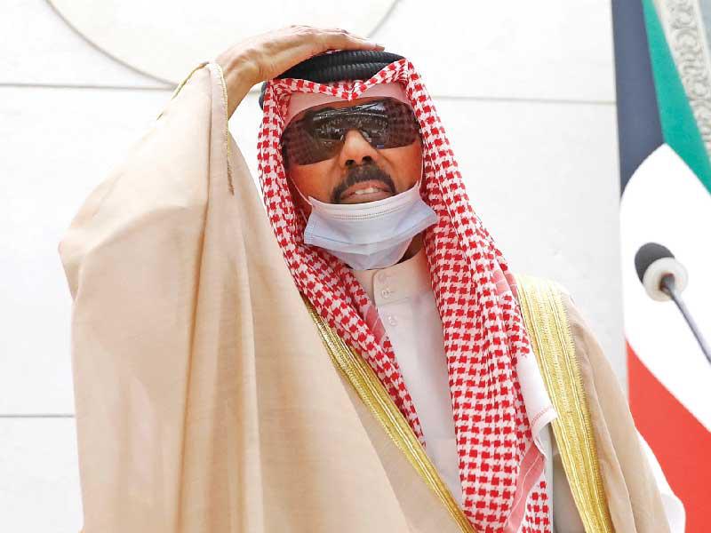 الأمير محيياً أعضاء وجمهور مجلس الأمة خلال افتتاحه دور الانعقاد الثاني أمس