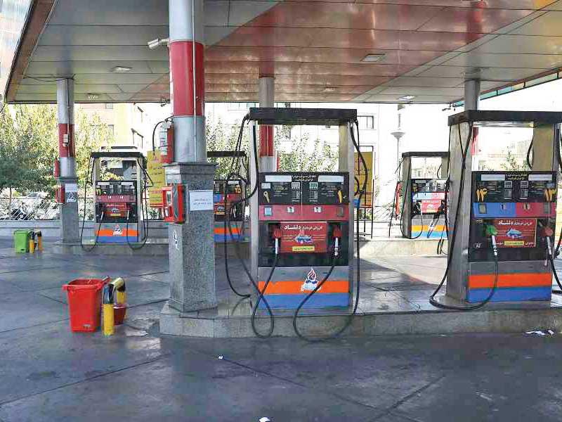 محطة وقود خالية في طهران وفي الإطارين رسائل ضد خامنئي بثت على لوحات إعلانية في أصفهان 