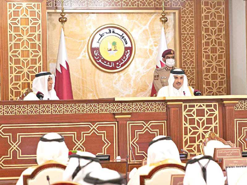 أمير قطر مفتتحاً جلسة الشورى أمسn