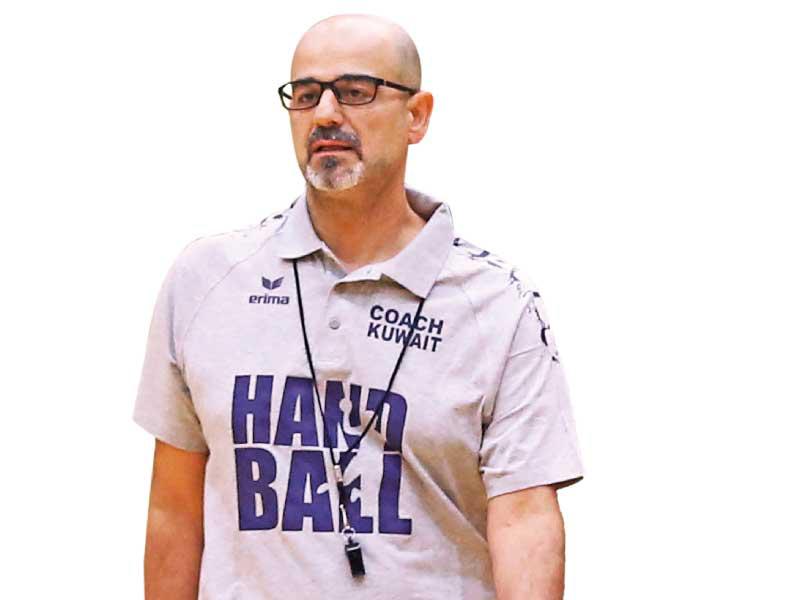 مدرب منتحب الشباب الوطني خالد غلوم 