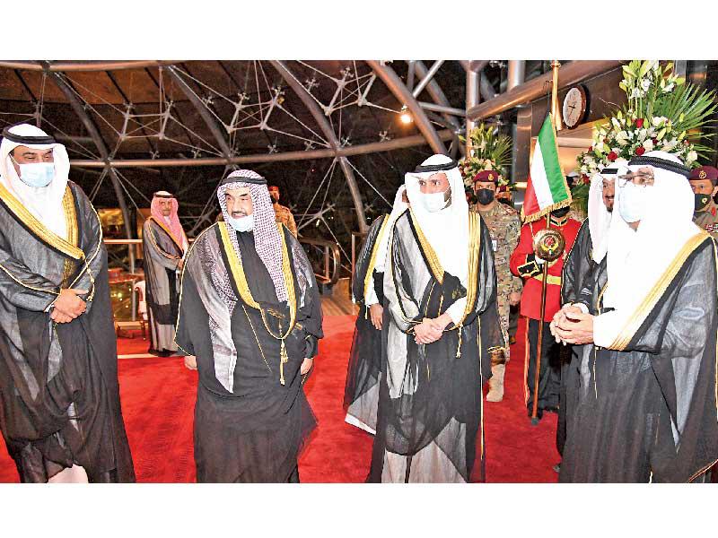 ولي العهد لدى عودته إلى البلاد وفي استقباله الغانم والمحمد والخالد