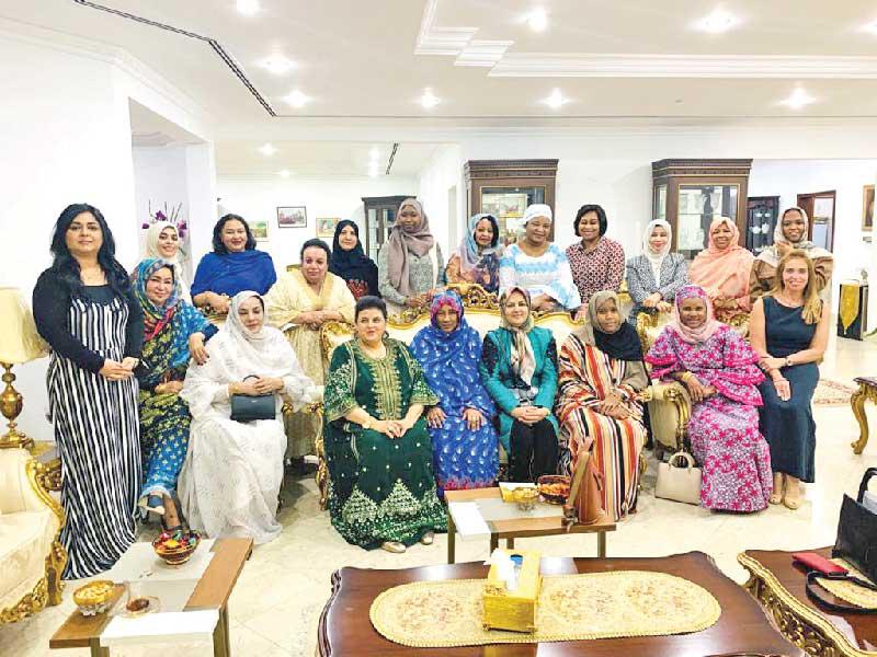 هالة البدر تتوسط المشاركين في الحفل