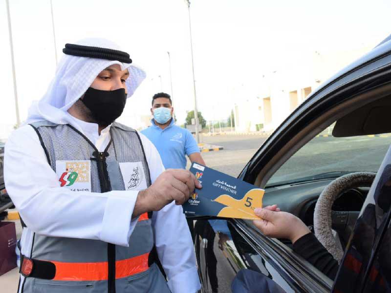 جانب من توزيع كوبونات القرطاسية