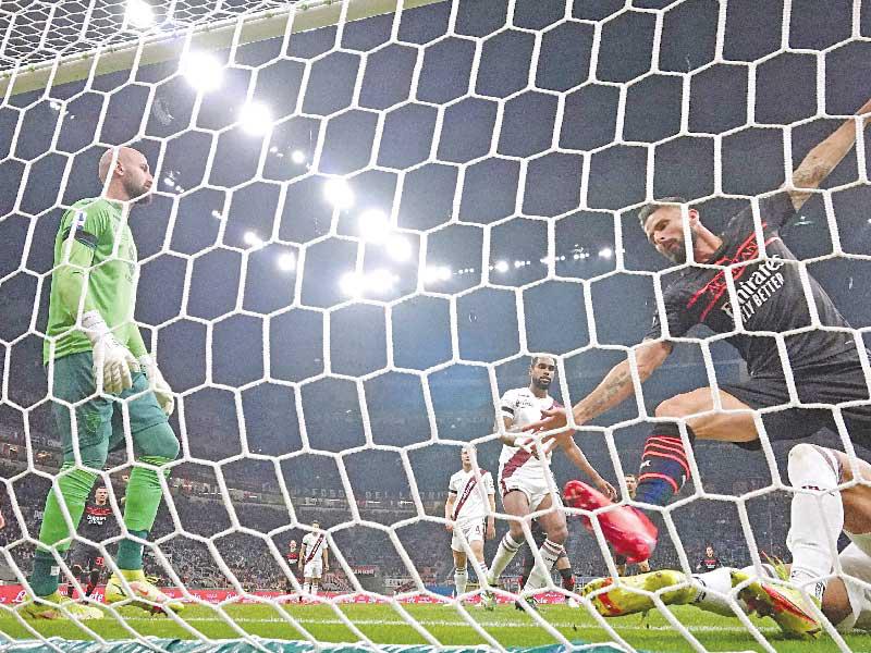 جيرو نجم ميلان يحرز هدفه في مرمى تورينو