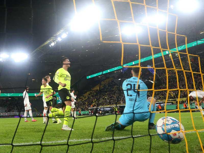 مهاجم بوروسيا دورتموند ثورغان هازارد مسجلاً هدف في مرمى إينغولشتادت 