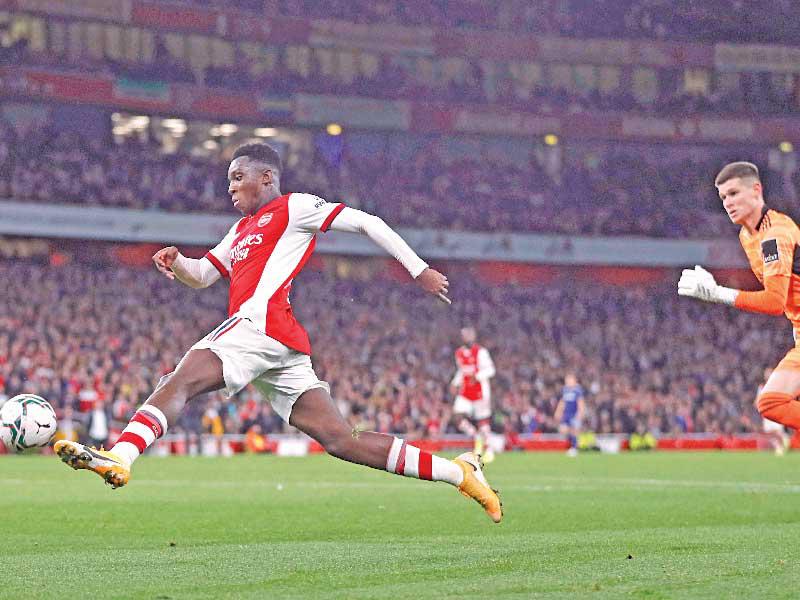 نكيتياه نجم أرسنال يراوغ حارس المرمى ويسجل هدفاً      