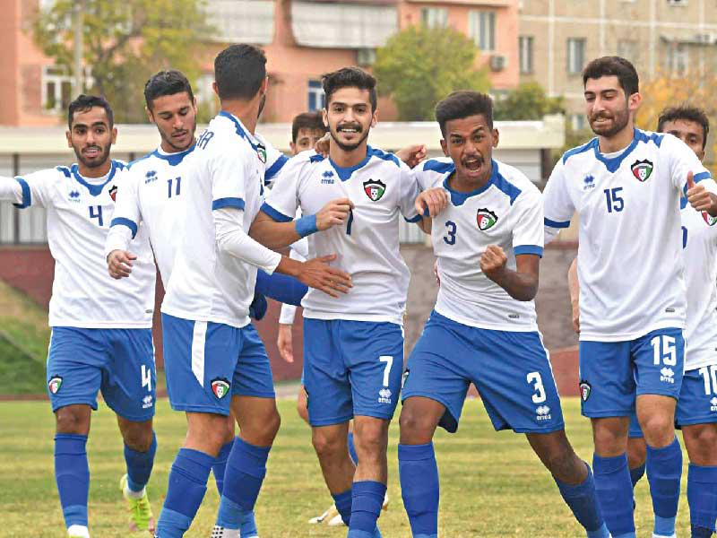 لاعبو الأزرق يحتفلون بعد تسجيل هدف الفوز أمس