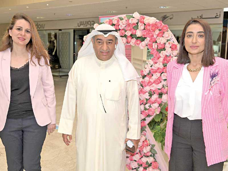 الشارخ يتوسط الشمري إلى اليمين وإحدى المشاركات في اليوم التوعوي (تصوير ميلاد غالي) 