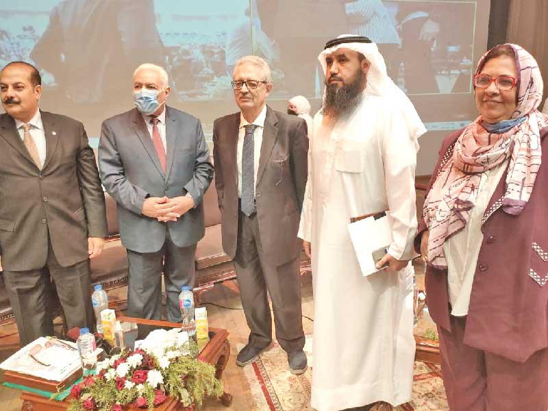  رئيس جمعية المهندسين الكويتية رئيس اتحاد المهندسين العرب، م. فيصل العتل متوسطاً راعي المؤتمر وعدداً من المنظمين