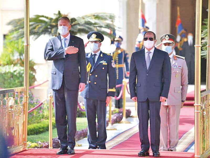 مراسم استقبال الرئيس المصري عبدالفتاح السيسي لنظيره الروماني بقصر الاتحادية أمس (الرئاسة)