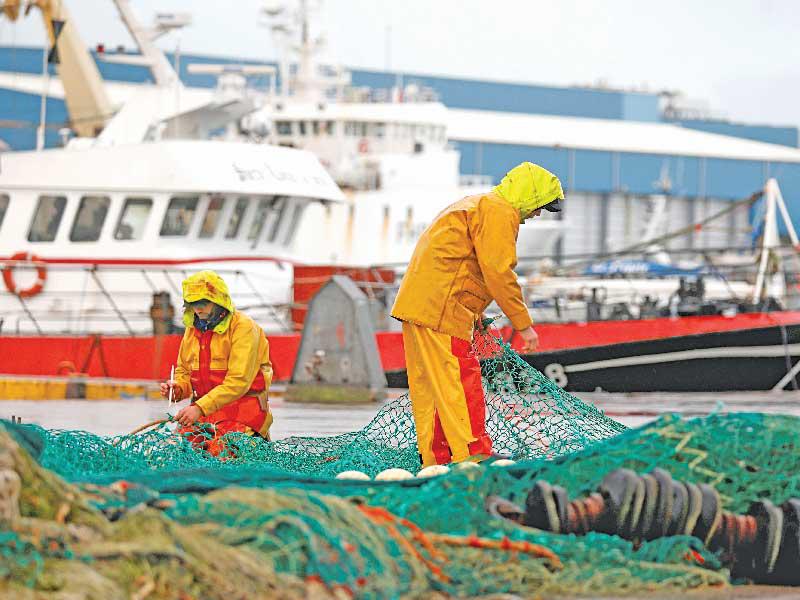 فرنسا تهدد بريطانيا باتخاذ إجراءات بملف الصيادين