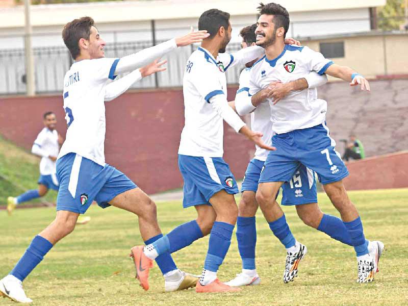 لاعبو «الأزرق» الأولمبي يحتفلون بفوزهم الأول أمام بنغلادش