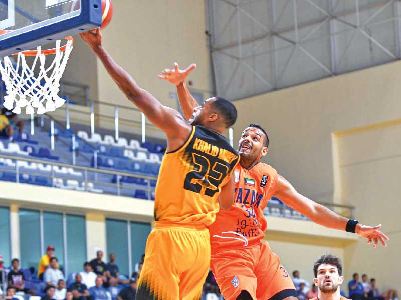 صراع تحت السلة في مباراة القادسية وكاظمة