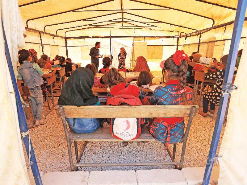 أطفال سوريون يبدأون الدراسة داخل مخيم للمهجرين في شمال غرب إدلب 