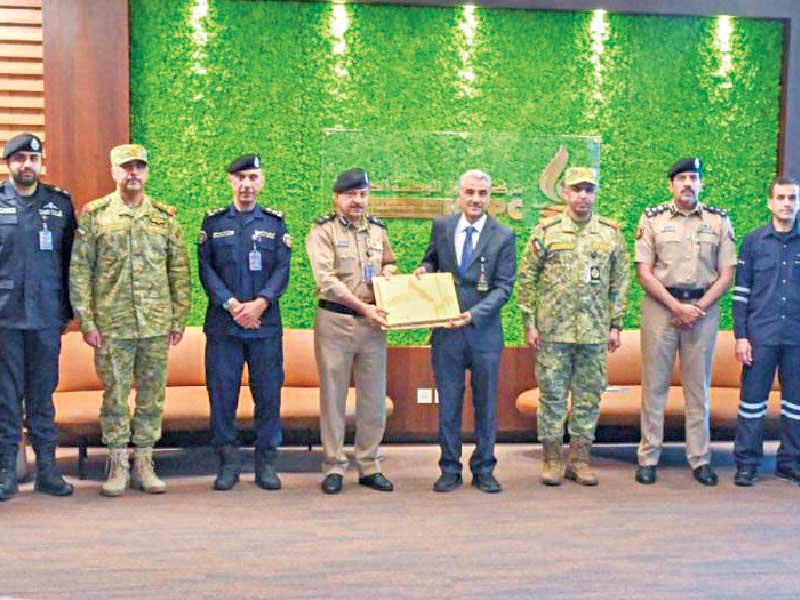 وكيل وزارة الداخلية المساعد لشؤون المرور والعمليات، اللواء جمال الصايغ ومعاون العمليات والتدريب بالحرس الوطني اللواء الركن فالح العتيبي مع قيادات «البترول الوطنية» 