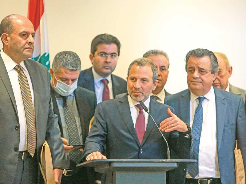 باسيل وأعضاء كتلته بعد انسحابهم من جلسة المجلس النيابي أمس (رويترز)