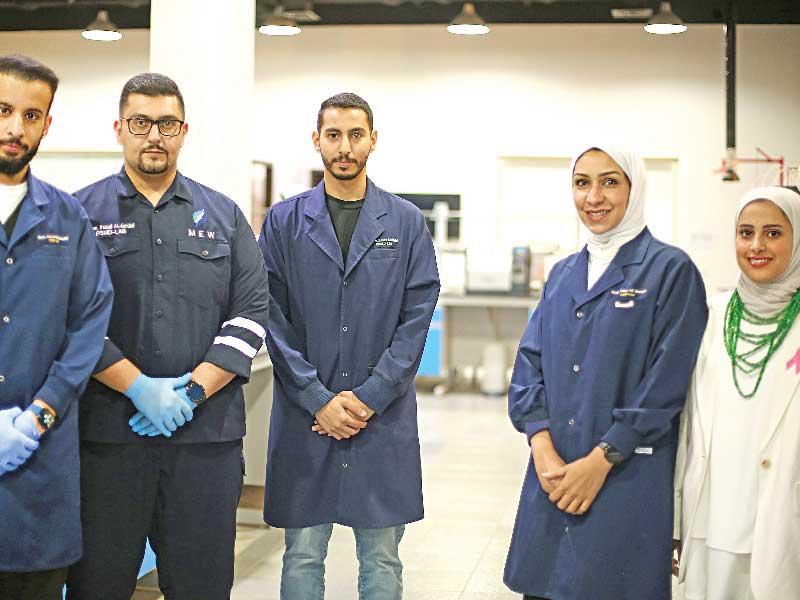 مي الهندي تتوسط الكوادر الوطنية بالمختبر 