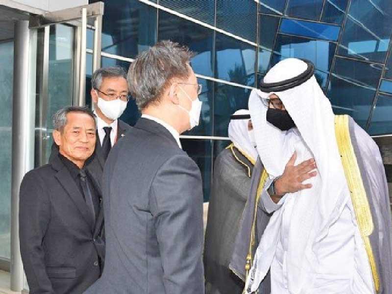 وزير شؤون الديوان الأميري الشيخ محمد العبدالله خلال تقديم التعازي 