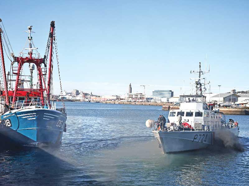 خفر السواحل الفرنسي يقتاد سفينة بريطانية إلى مرفأ لوهافرt(رويترز)n