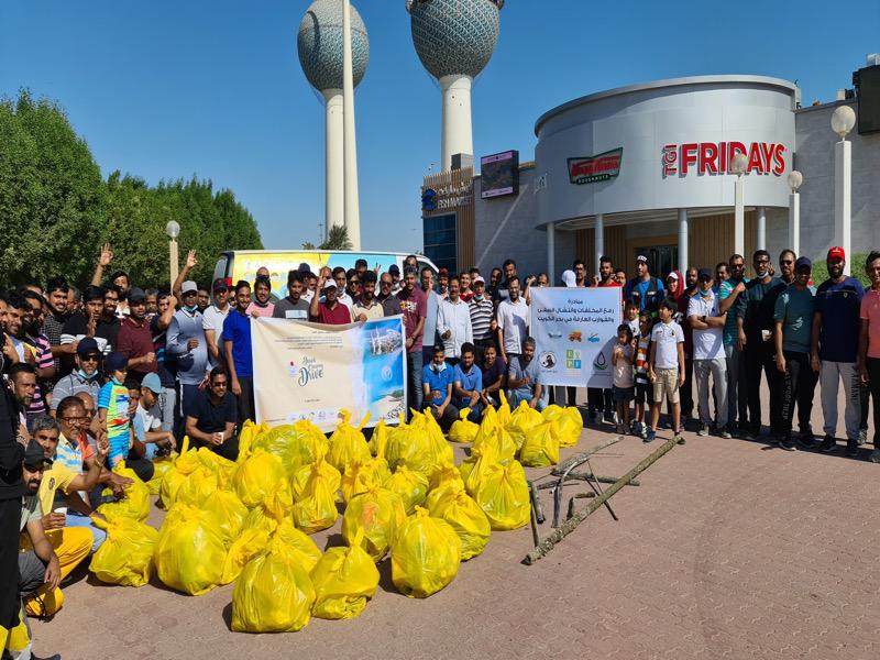 الجالية الهندية خلال مشاركتها بأحد حملات التنظيف