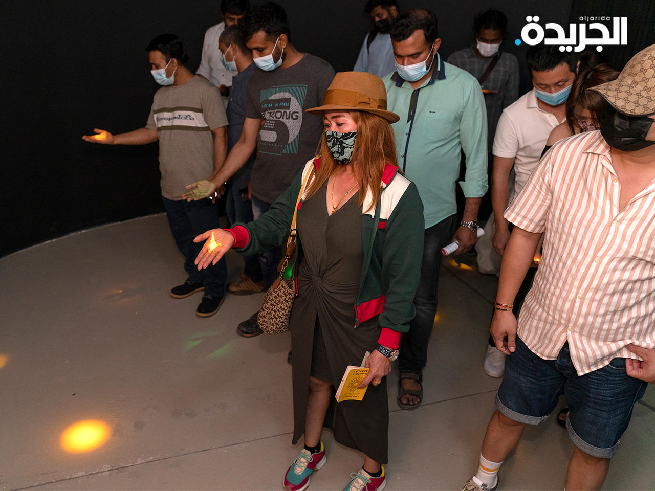 مجموعة من الزوار يتعرفون على أنواع الحياة الطبيعية