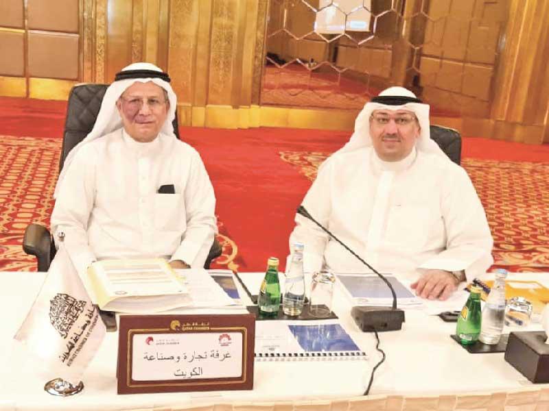 مساعد المدير العام للشؤون التجارية عماد الزيد ونائب المدير العام حمد العمر خلال الاجتماع