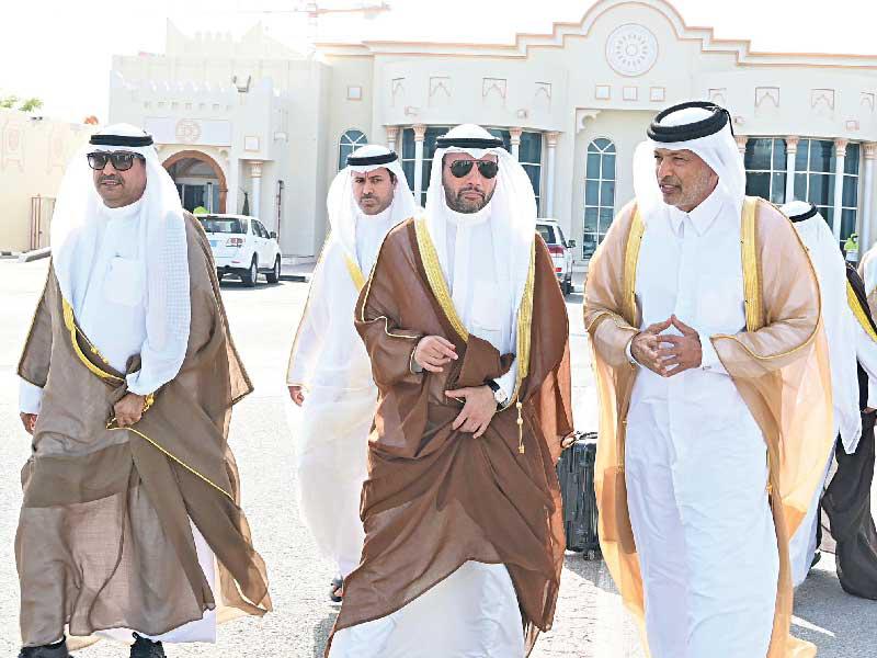 رئيس مجلس الأمة مرزوق الغانم مغادراً الدوحة أمس وفي وداعه بن عبدالله