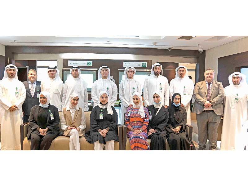 زياد العمر متوسطا فريق «فرصة» وفريق الموارد البشرية في «بيتك» 