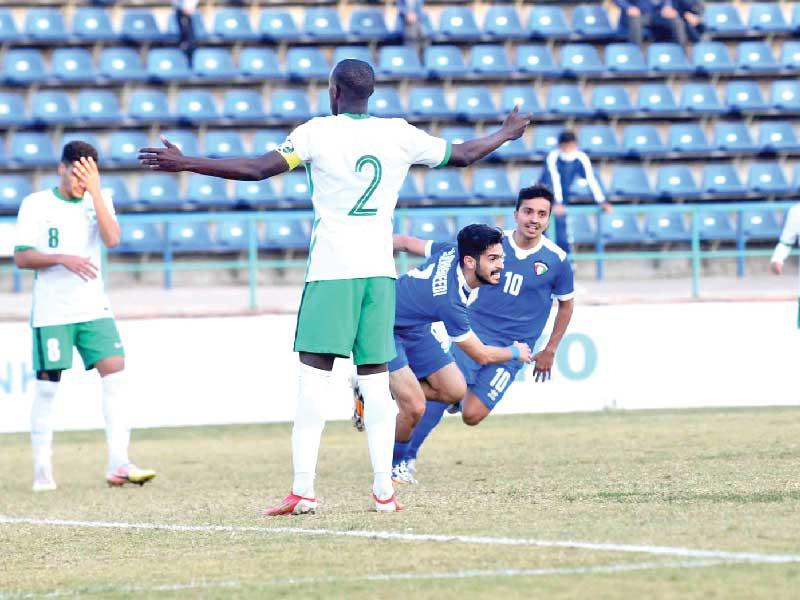 فرحة لاعبي الأزرق بتسجيل الهدف الثاني