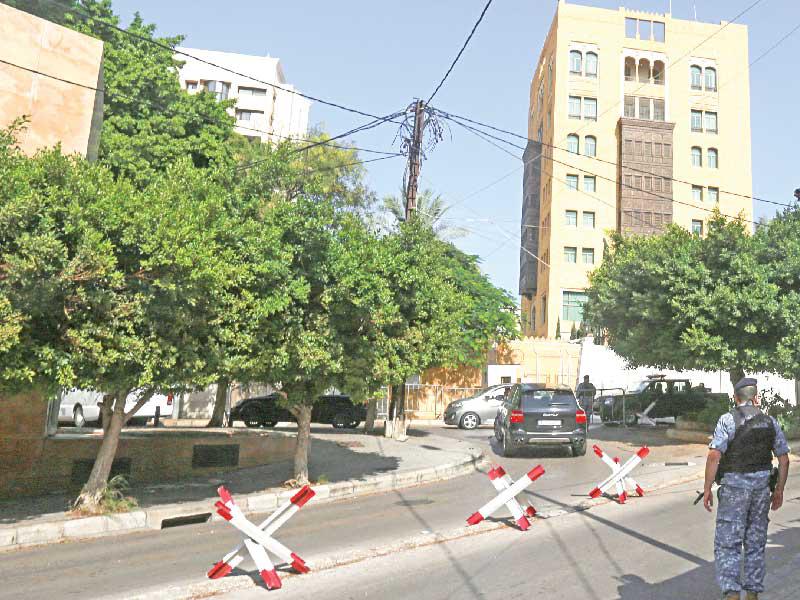 علم السعودية فوق مبنى سفارتها في بيروت أمس (رويترز)